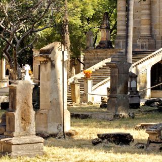 Visitan a pocos deudos en el Panteón de Belén