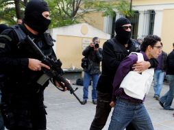 Dos hombres fueron arrestados como implicados en el envío de paquetes bomba a diversas embajadas en Atenas. EFE  /