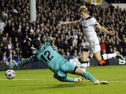 Roman Pavlyuchenko se dispone a anotar el tercer gol del partido ante el Inter. AFP  /