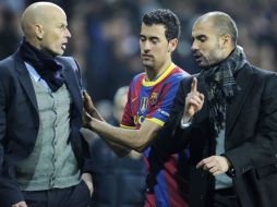 El entrenador Staale Solbakken (i) del Copenhague discute con Josep Guardiola (d) entrenador del Barcelona al final del partido. EFE  /