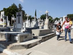 Hoy se han recibido en los nueve panteones del municipio cerca de 10 mil personas. ARCHIVO  /