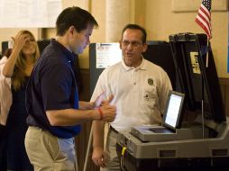 El candidato republicano para el Senado por Florida, Marco Rubio, al votar hoy en Miami. EFE  /