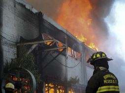 Un aparatoso incendio se registró esta tarde en una fábrica de zapatos ubicada en la colonia Granjas México. EL UNIVERSAL  /