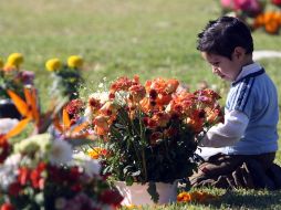 El Día de Muertos fue celebrado por personas de todas las edades, como este pequeño en el Recinto de la Paz. A. HINOJOSA  /