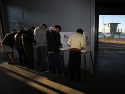Electores emiten su voto en California. AFP  /
