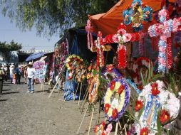 Arreglos florales y coronas decoraron los camposantos. M. FREYRÍA  /