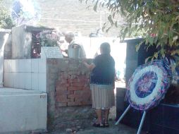 Doña Juana y su esposo Eleuterio visitan a sus hijos en el cementerio de la cabecera municipal de Tlajomulco. I. DE LOZA  /