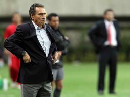José Luis Real puede estar viviendo sus últimos días como DT de Chivas. MEXSPORT  /