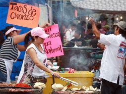Los empresarios restauranteros ven en los puestos callejeros de comida una competencia desleal. A. GARCÍA  /