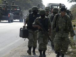 Militares de la Marina Armada de México llegan a Acapulco, donde fue hallada una fosa clandestina. EFE  /