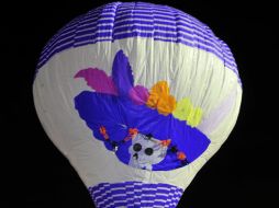 Pobladores preparan un globo en San Agustín Ohtenco. EFE  /