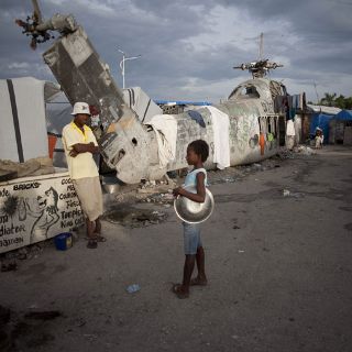 Desplazados haitianos, en riesgo por ‘‘Tomas’’