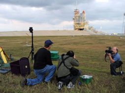 Fotógrafos prueban sus equipos ante el eventual despegue del transbordador espacial Discovery, que fue postergado por tercera vez. AFP  /