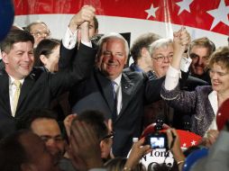 Tom Corbett (centro) celebra tras conocer el resultado que le adjudica el triunfo como gobernador electo de Pennsylvania. AP  /