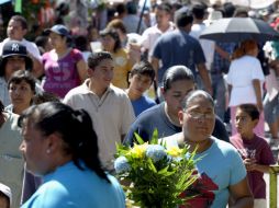 Miles de visitantes acudieron a los cementerios de la Zona Metropolitana de Guadalajara. E. BARRERA  /