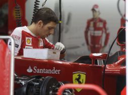 Un mecanico de Ferrari trabaja en una de las piezas de la carrocería del auto de Fernando Alonso previo a la carrera de Interlagos. AP  /