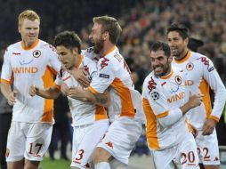 Los jugadores del Roma festejan su victoria ante el Basiela. EFE  /