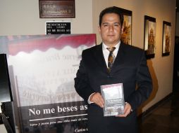 Carlos Gil Villarruel, autor del libro ''No me beses así''.  /