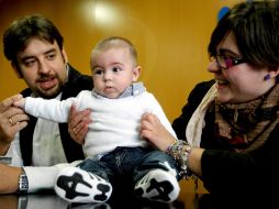 Ana y David, los padres de Juan, el primer bebé del mundo seleccionado con el EmbryoScope. EFE  /