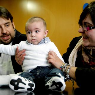 Primer bebé que fue seleccionado en incubadora de embriones