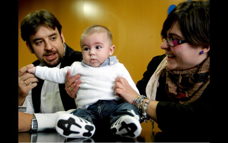 Ana y David, los padres de Juan, el primer bebé del mundo seleccionado con el EmbryoScope. EFE  /