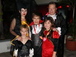 Maribel León de López y Héctor López  con José Carlos, Héctor y Michelle López.  /