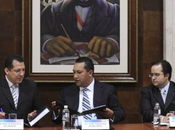 El secretario de Gobernación, Francisco Blake (c), acompañado por el presidente CNDH, Raúl Plascencia (i), y  Alejandro Poiré (d). EFE  /