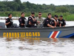 Policías costarricenses realizan 'patrullajes preventivos', en el poblado pesquero de Barra del Colorado (Costa Rica). EFE  /