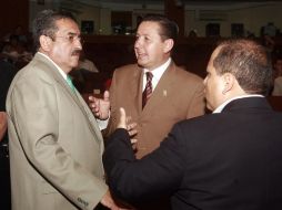 El diputado Salvador Barajas (centro) señaló que ha enviado 30 cuentas públicas que no han sido sometidas a votación. A. GARCÍA  /