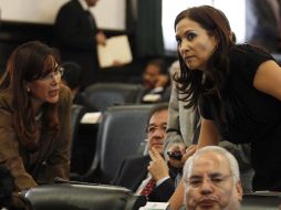 La senadora María del Socorro García (derecha), en la sesión en la Cámara alta. EL UNIVERSAL  /
