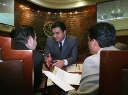 Integrantes del organismo Ciudad para Todos entregaron a algunos diputados jitomate. ARCHIVO  /