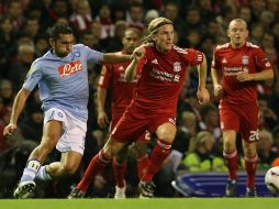 Christian Poulsen (c), del Liverpool, disputa el balón con Michele Pazienza (i) del Nápoles, durante el partido de la Liga Europa.EFE  /