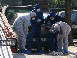 Artificieros examinan restos de los paquetes del servicio de mensajería ACS tras ser detonados de manera controlada. EFE  /