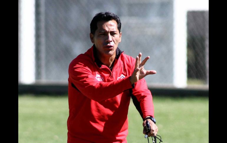 Benjamín Galindo dirigiendo un entrenamiento del equipo rojinegro. MEXSPORT  /