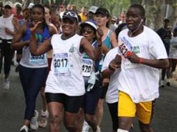 El continente africano solía moverse a pie o en bicicleta, pero ahora hay cada vez más autos y autobuses. AP  /