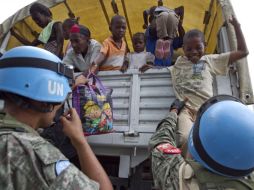 Cascos azules de la ONU ayuda a haitianos a evacuar las zonas de riesgo. REUTERS  /