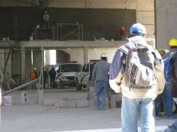 A pesar del accidente algunos albañiles continuaron trabajando. M. PATIÑO  /