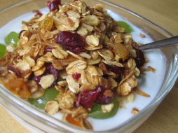 La granola se puede acompañar con yogurt, frutas y licuados. ESPECIAL  /