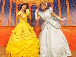 Bella y Cenicienta se pasearon ayer por la ciudad y descubrieron que muchas pequeñas quieren ser como ellas. A. CAMACHO  /