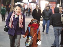 Habitantes de la capital del país se protegen hoy, ante el descenso en la temperatura. EL UNIVERSAL  /