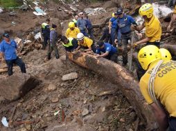 Al menos 20 muertos dejó el deslave de un cerro en San José, Costa Rica, debido a las intensas lluvias de las últimas 48 horas. AP  /