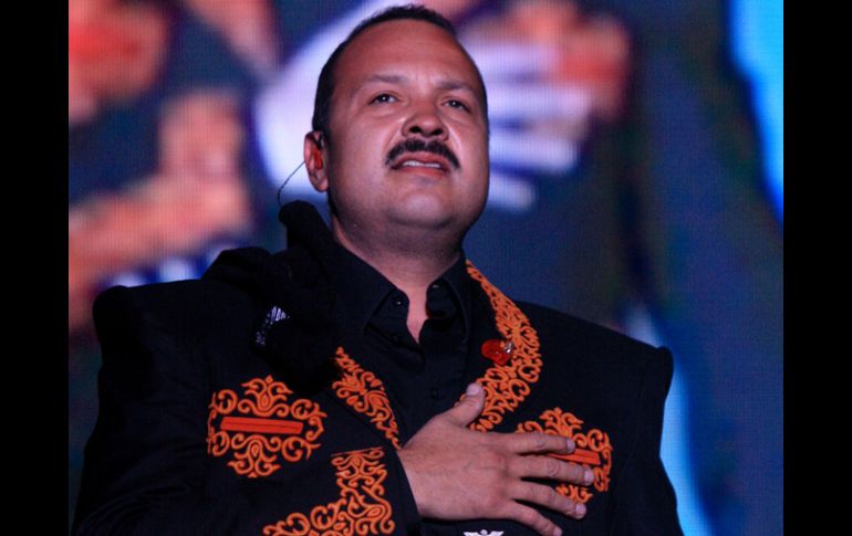 La tradición y el sentimiento se encontraron mano a mano en el concierto de Pepe Aguilar. A. HINOJOSA  /