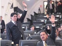 El perredista Carlos Navarrete, en una de las votaciones ayer en el Senado. EL UNIVERSAL  /