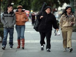Los habitantes del Distrito Federal resintieron el frío la mañana de ayer. EL UNIVERSAL  /
