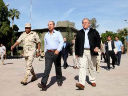 El Presidente inauguró un puente acompañado del general Guillermo Galván (izquierda), y el gobernador de Baja California. EL UNIVERSAL  /