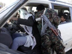 Policías revisan vehículos en un retén en Saná, tras el incidente con carro-bomba que dejó 22 heridos. REUTERS  /