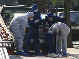 Expertos antibombas observan el paquete-bomba dirigido a la embajada de Francia en Atenas. EFE  /
