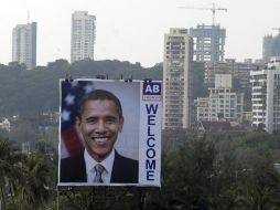Un gran cartel con la imagen de Barack Obama se erige en Bombay, previo al incio de su gira por Asia. EFE  /