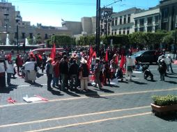 Un grupo de indígenas se apostaron afuera de la sede del Ayuntamiento tapatío en protesta por el retiro del permiso. L. HERRERA  /