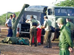 Agentes forenses trabajaron desde las primeras horas de hoy para identificar a las víctimas. AFP  /